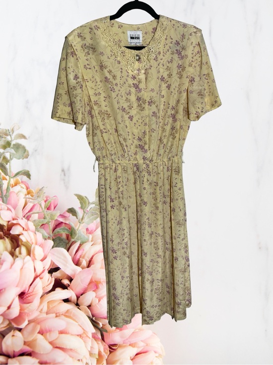 Leslie Fay Dresses & Skirts - Leslie Fay Vintage Cottagecore Floral Pleated Dress with Matching belt EVC Sz 12